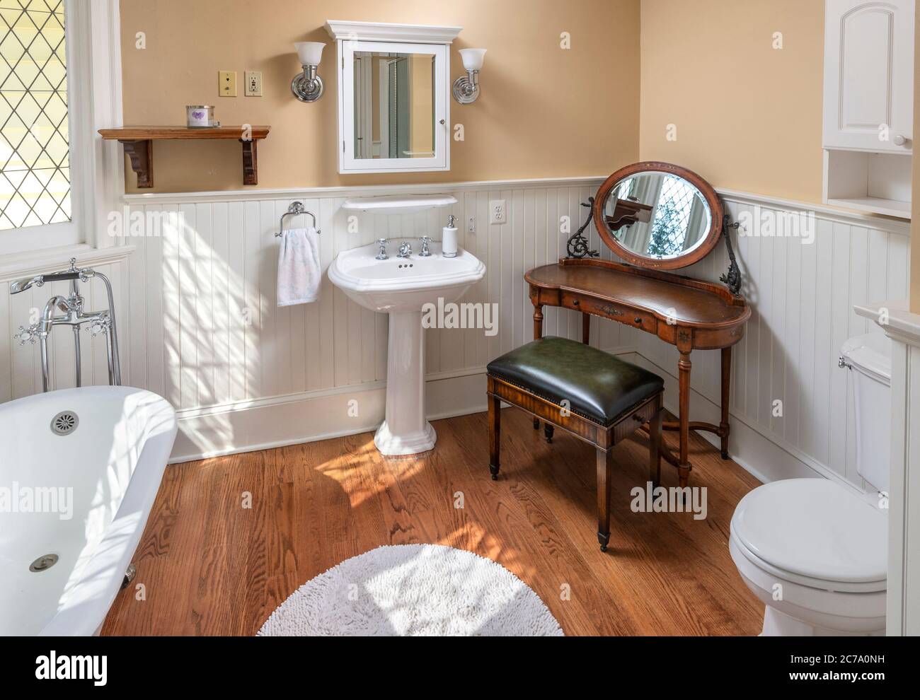 Bagno d'epoca con lavandino a piedistallo e vasca da bagno a due piedi, Philadelphia, USA Foto Stock