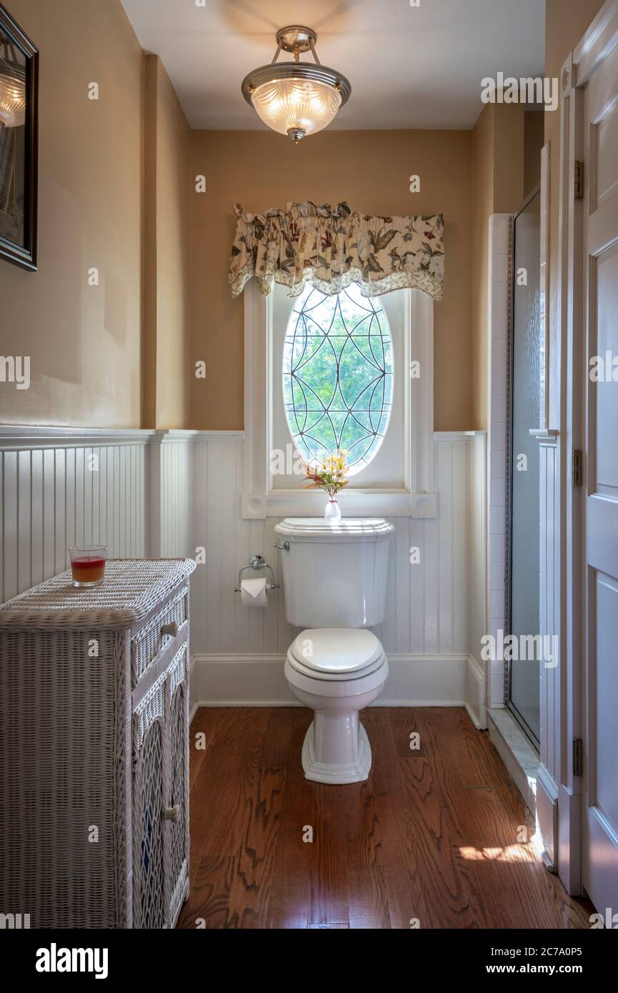 WC in piccolo e stretto bagno con vetrate, Philadelphia, USA Foto Stock
