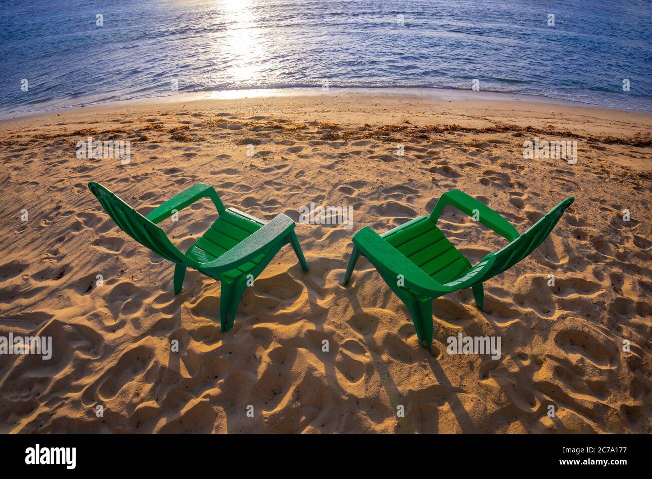 Due sedie da spiaggia, sabbia e oceano, Grand Cayman Island Foto Stock