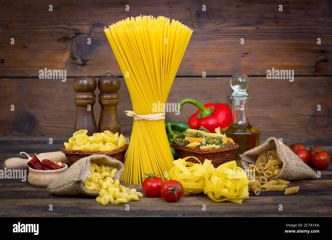 Varietà di pasta e verdure non cotte Foto Stock