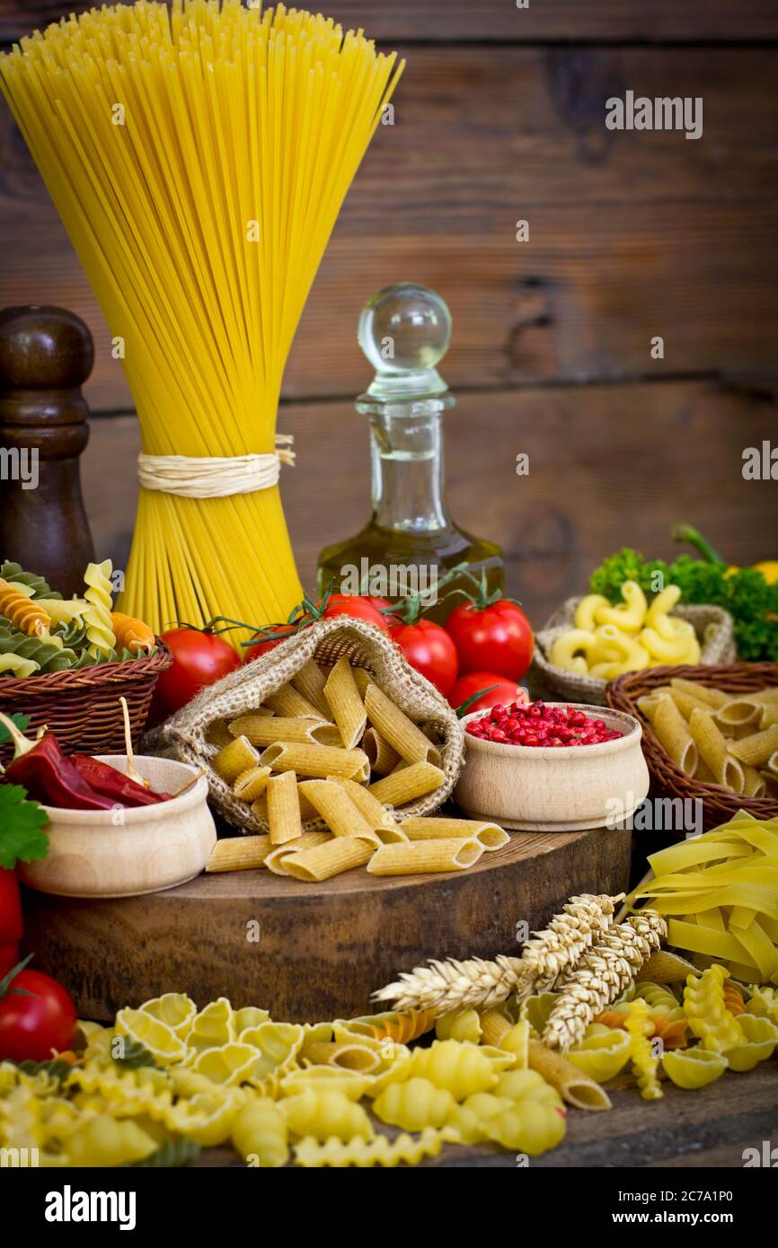 Varietà di pasta e verdure non cotte Foto Stock