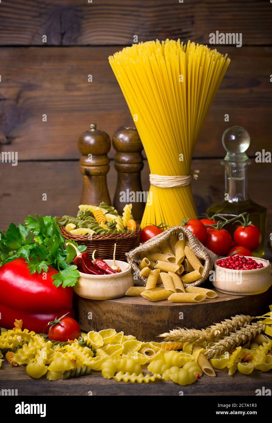 Varietà di pasta e verdure non cotte Foto Stock