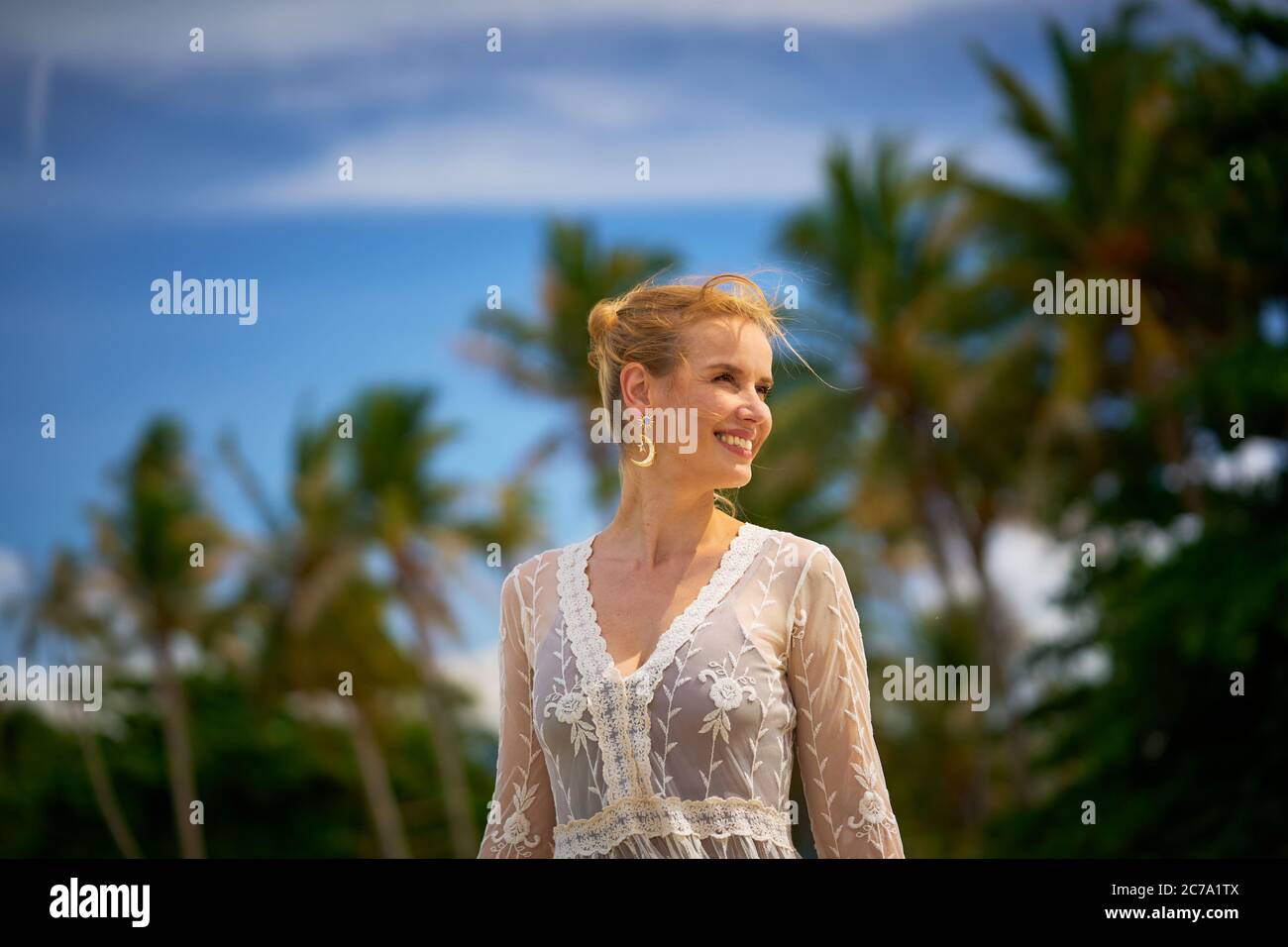 Bella donna su una spiaggia tropicale in Thailandia con palme Foto Stock
