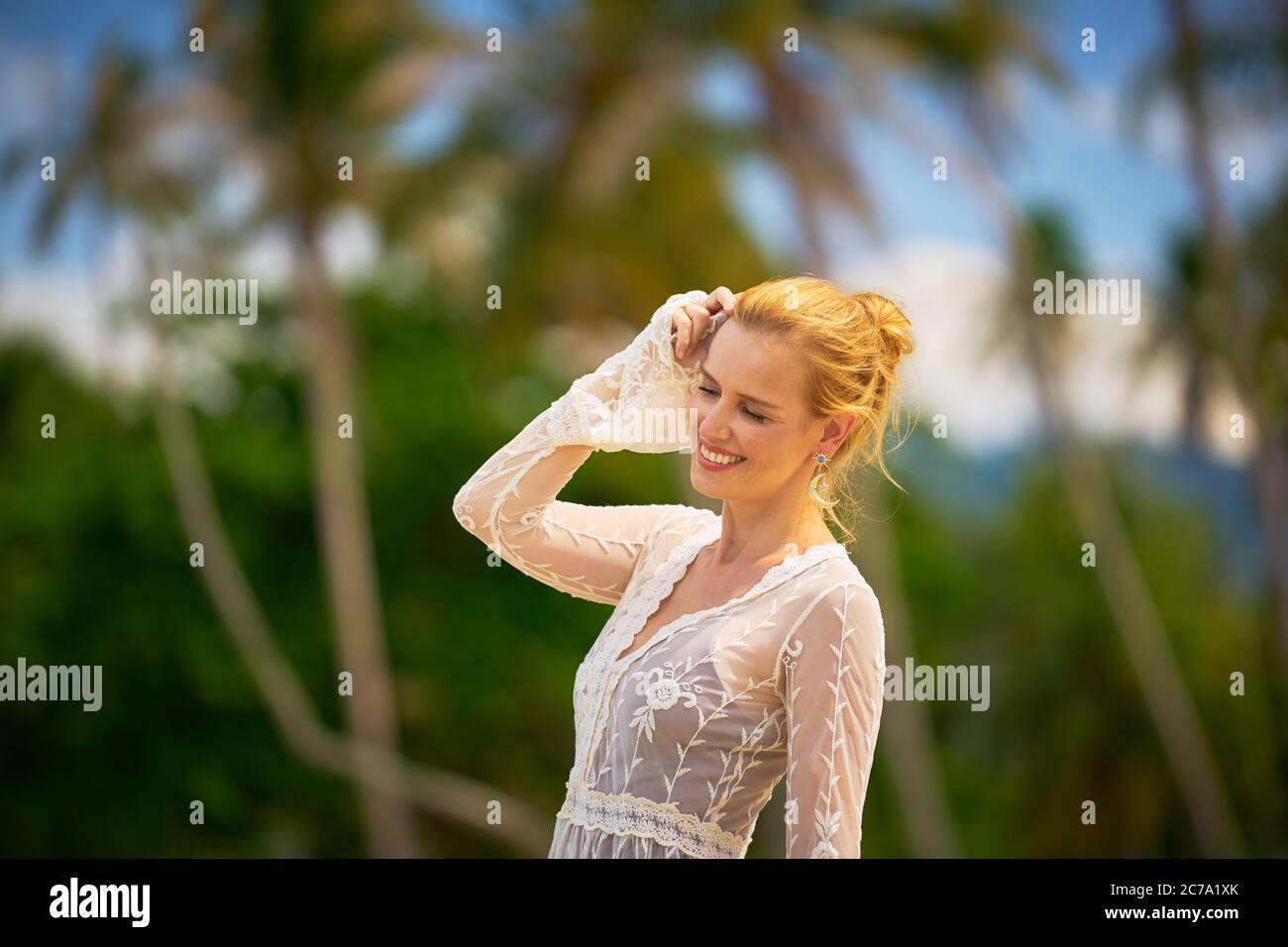 Bella donna su una spiaggia tropicale in Thailandia con palme Foto Stock