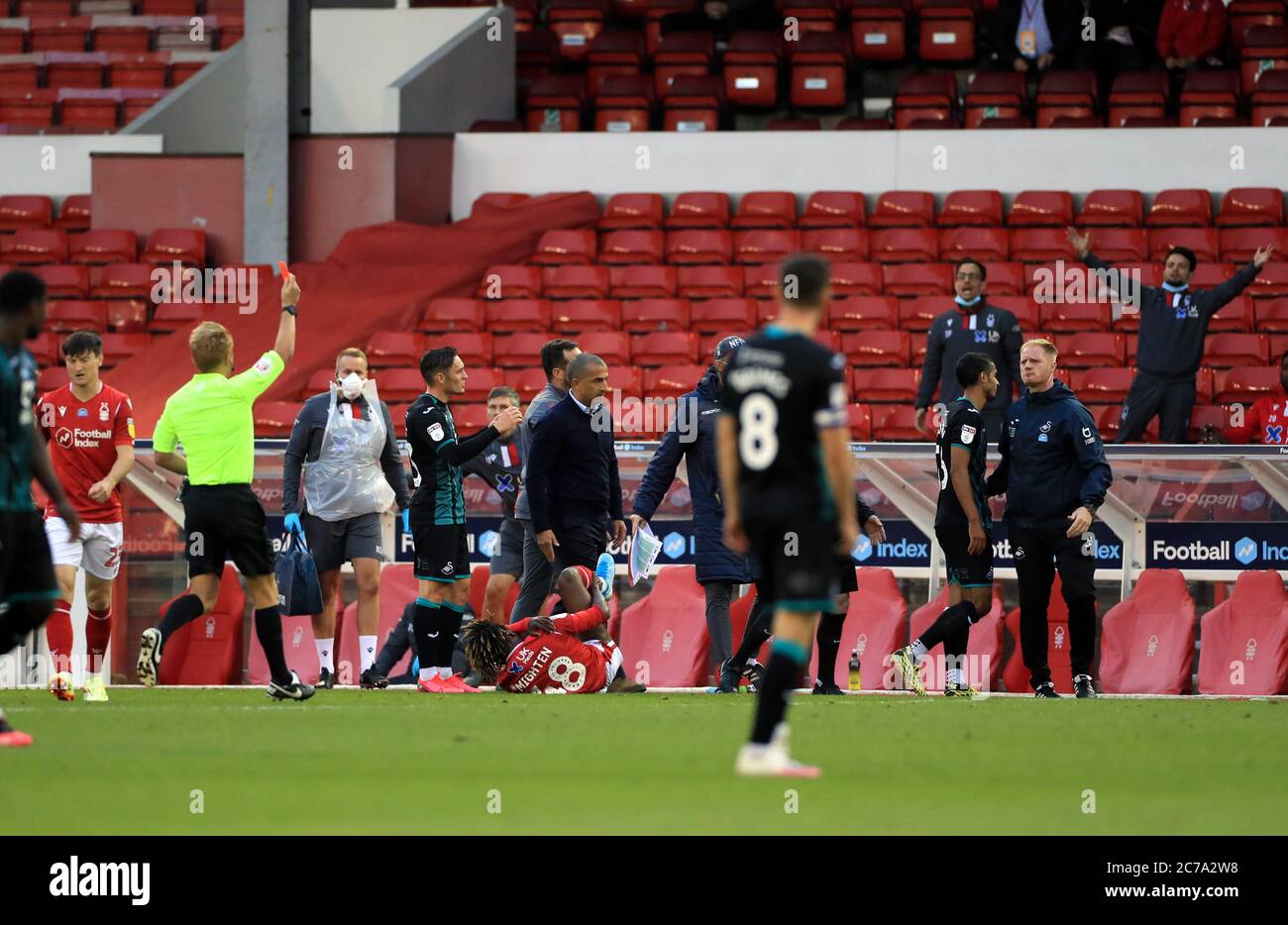 Kyle Naughton (seconda a destra) di Swansea City riceve una carta rossa dall'arbitro Oliver Langford durante la partita del campionato Sky Bet al City Ground di Nottingham. Foto Stock