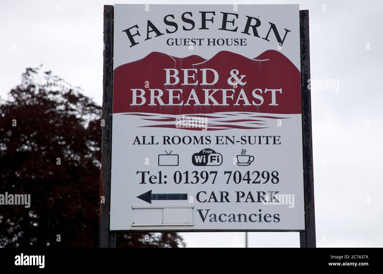 Fort William, Lochaber, Scozia, Regno Unito. 15 luglio 2020. Su circa 30 Guest House sulla A82 solo cinque sono stati aperti il resto non ha avuto segni di vacanza con vuoti Parchi auto, questo deve danneggiare l'economia locale così come i proprietari Guest House. In un giorno in cui gli Hotel possono accogliere gli ospiti, i pub possono servire bevande al chiuso e parrucchieri e barbiere possono tornare a una sorta di normalità, le Highlands probabilmente si lotteranno più di molte aree in quanto lottano per riportare i turisti a visitare, Foto Stock