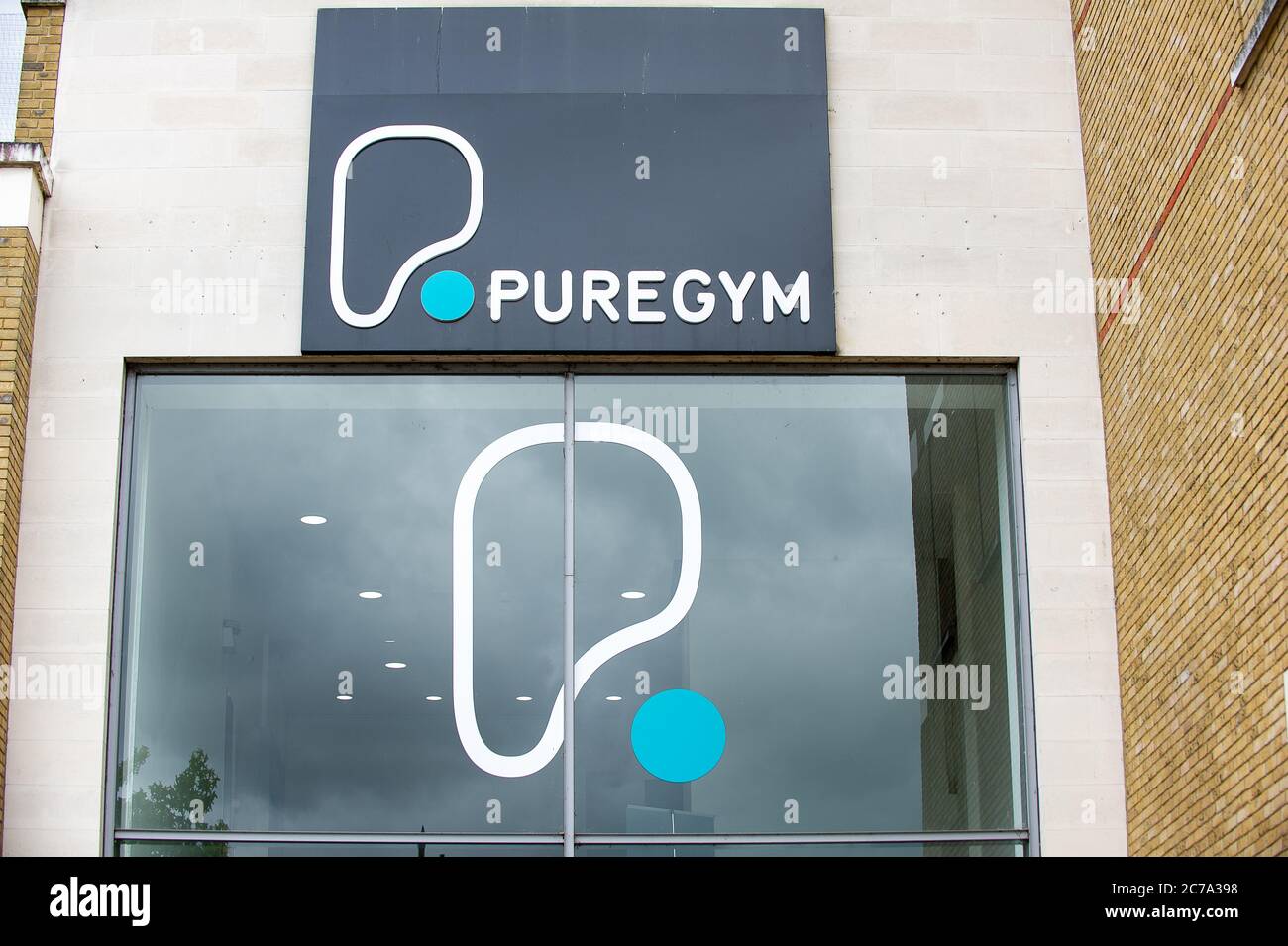 Staines-upon-Thames, Surrey, Regno Unito. 15 luglio 2020. PureGym si sta preparando a riaprire dopo il blocco di Coronavirus e hanno messo un avviso TrainSafe nella loro finestra presso la loro filiale Staines. Le palestre in Inghilterra sono autorizzate a riaprire dal 25 luglio 2020. Credit: Mc Lean/Alamy Foto Stock