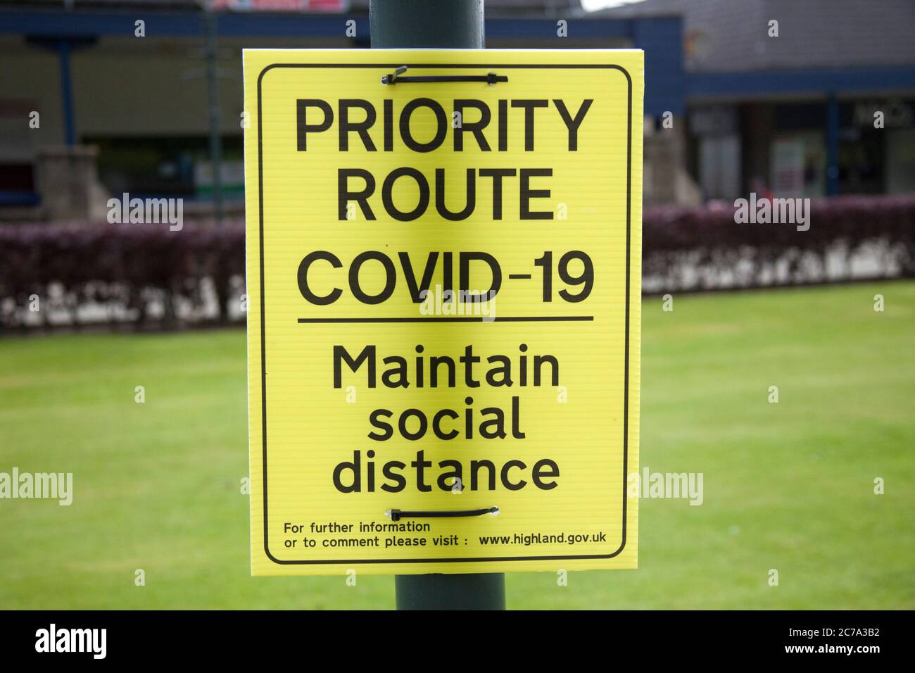 Fort William, Lochaber, Scozia, Regno Unito. 15 luglio 2020. Segni dei tempi. Covid-19 Coronavirus, segno di allontanamento sociale. In un giorno in cui gli Hotel possono accogliere gli ospiti, i pub possono servire bevande al chiuso e parrucchieri e barbiere possono tornare a una sorta di normalità, le Highlands probabilmente si lotteranno più di molte aree in quanto lottano per riportare i turisti a visitare, Foto Stock