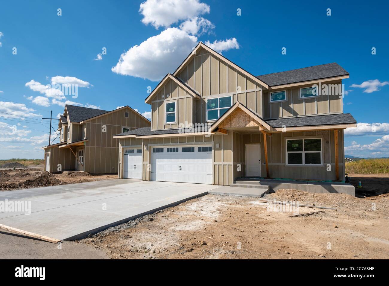 Una nuova casa di costruzione ancora in costruzione, con un garage 3 auto va in su in una Spokane, Washington suddivisione di nuove case. Foto Stock
