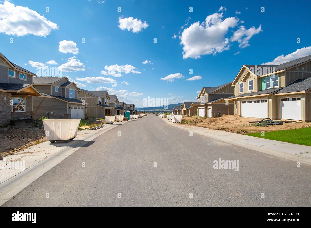 Una strada di nuove case in costruzione in una suddivisione residenziale a Spokane, Washington, Stati Uniti Foto Stock
