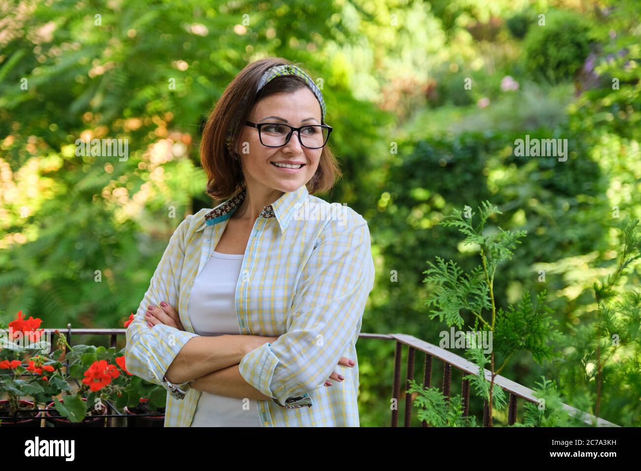 Ritratto di felice donna di mezza età, sicura donna sorridente con braccia ripiegate Foto Stock