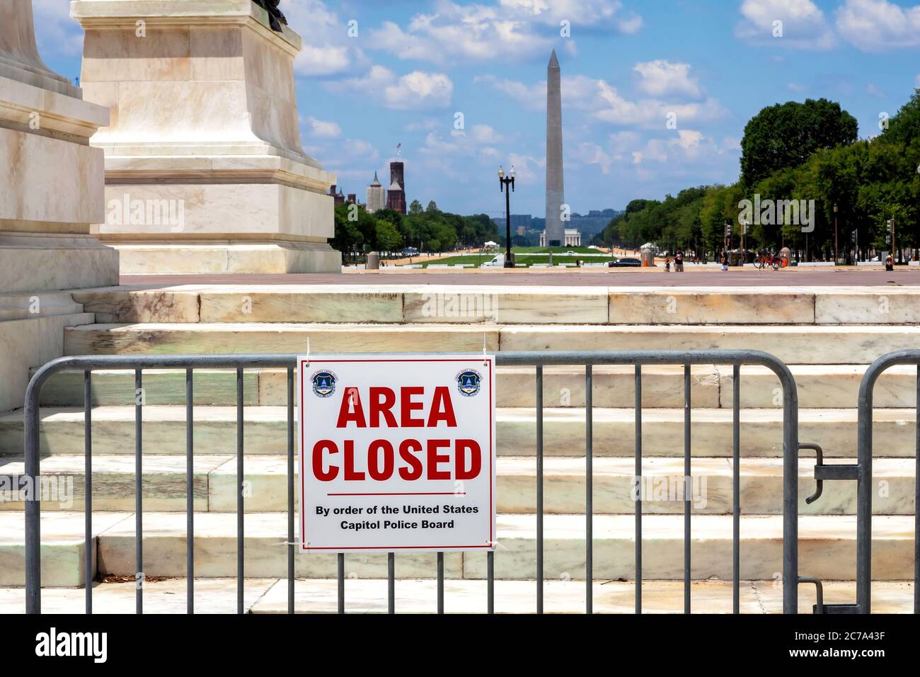 Cartello "area chiusa" presso il Campidoglio degli Stati Uniti alla base della statua del Grant statunitense il giorno dell'Indipendenza, Washington, DC, Stati Uniti Foto Stock