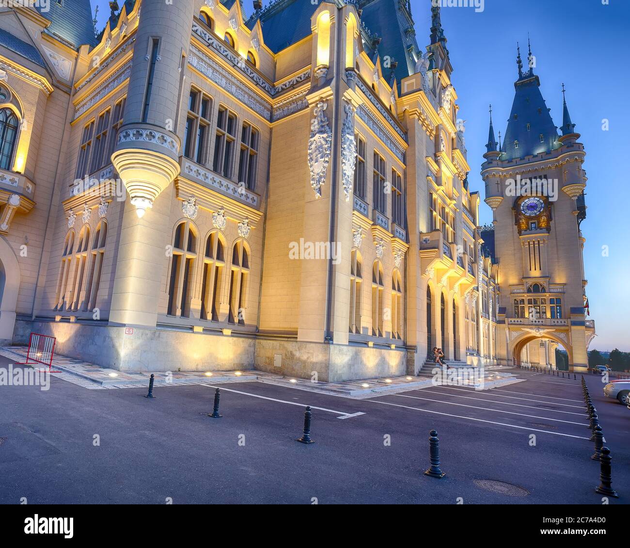 Il Palazzo della Cultura a Iasi . Fantastica scena serale paesaggio estivo della città di Iasi, capitale della regione Moldavia, Romania, Europa Foto Stock