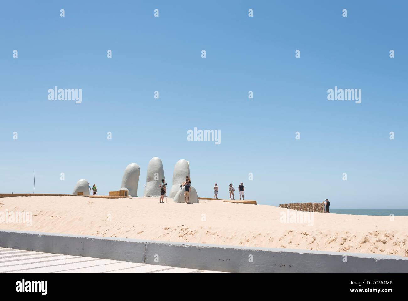Punta del Este, Maldonado / Uruguay; 1 gennaio 2019: La mano, le dita o l'uomo che emergono alla vita, una scultura popolare di cinque dita che emerge dalla san Foto Stock