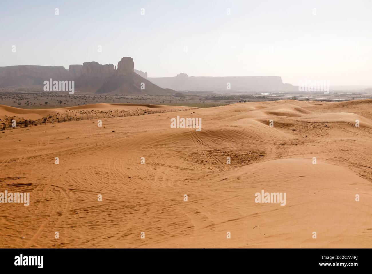 Dune di sabbia rossa chiamate Red Sands a sud di Riyadh. Puoi vedere le viuzze dei quad perché le dune sono una destinazione popolare per chi viaggia Foto Stock