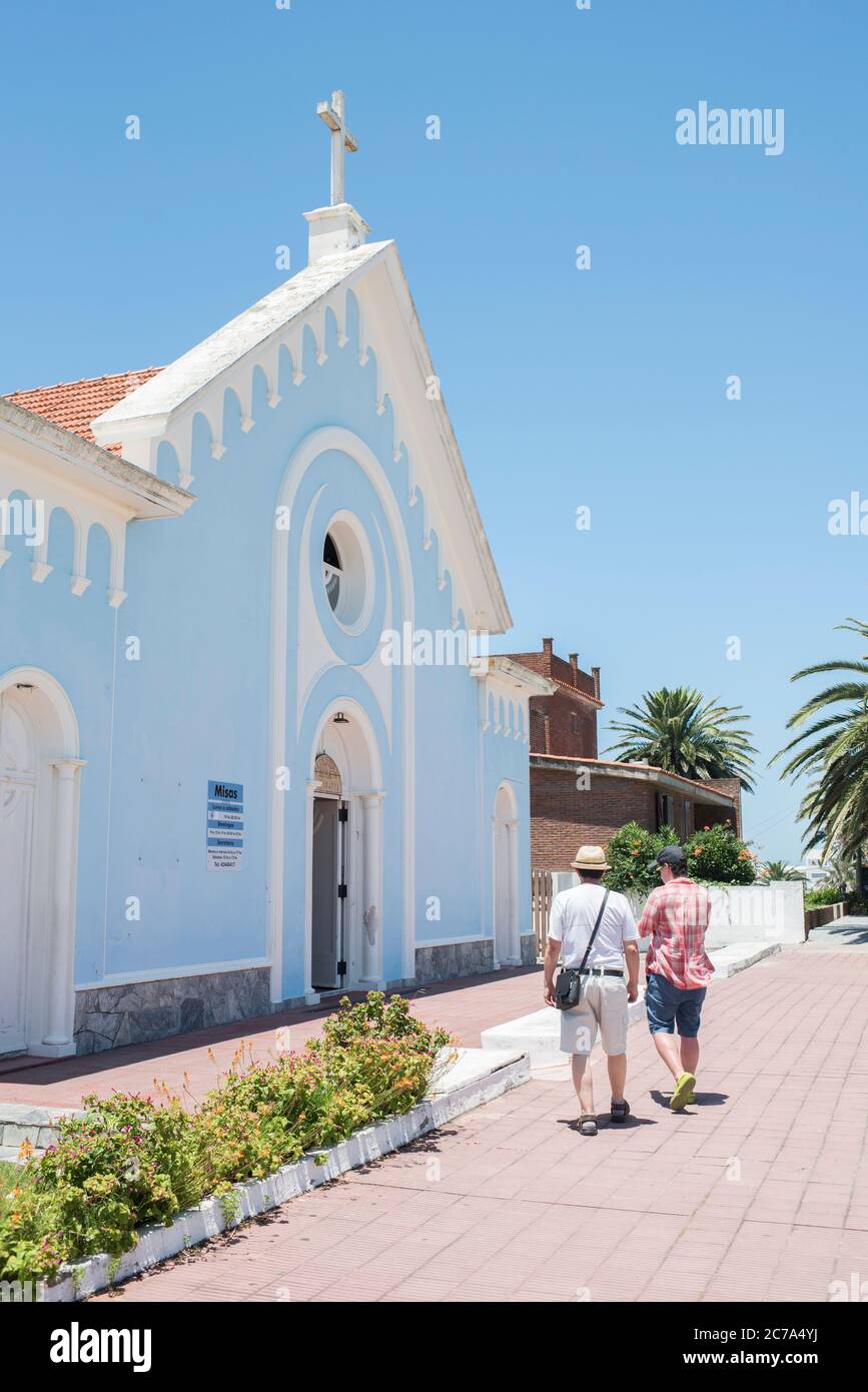 Punta del Este, Maldonado / Uruguay; 1 gennaio 2019: Turisti maschi che vanno verso l'ingresso della Chiesa di nostra Signora di Candelaria Foto Stock