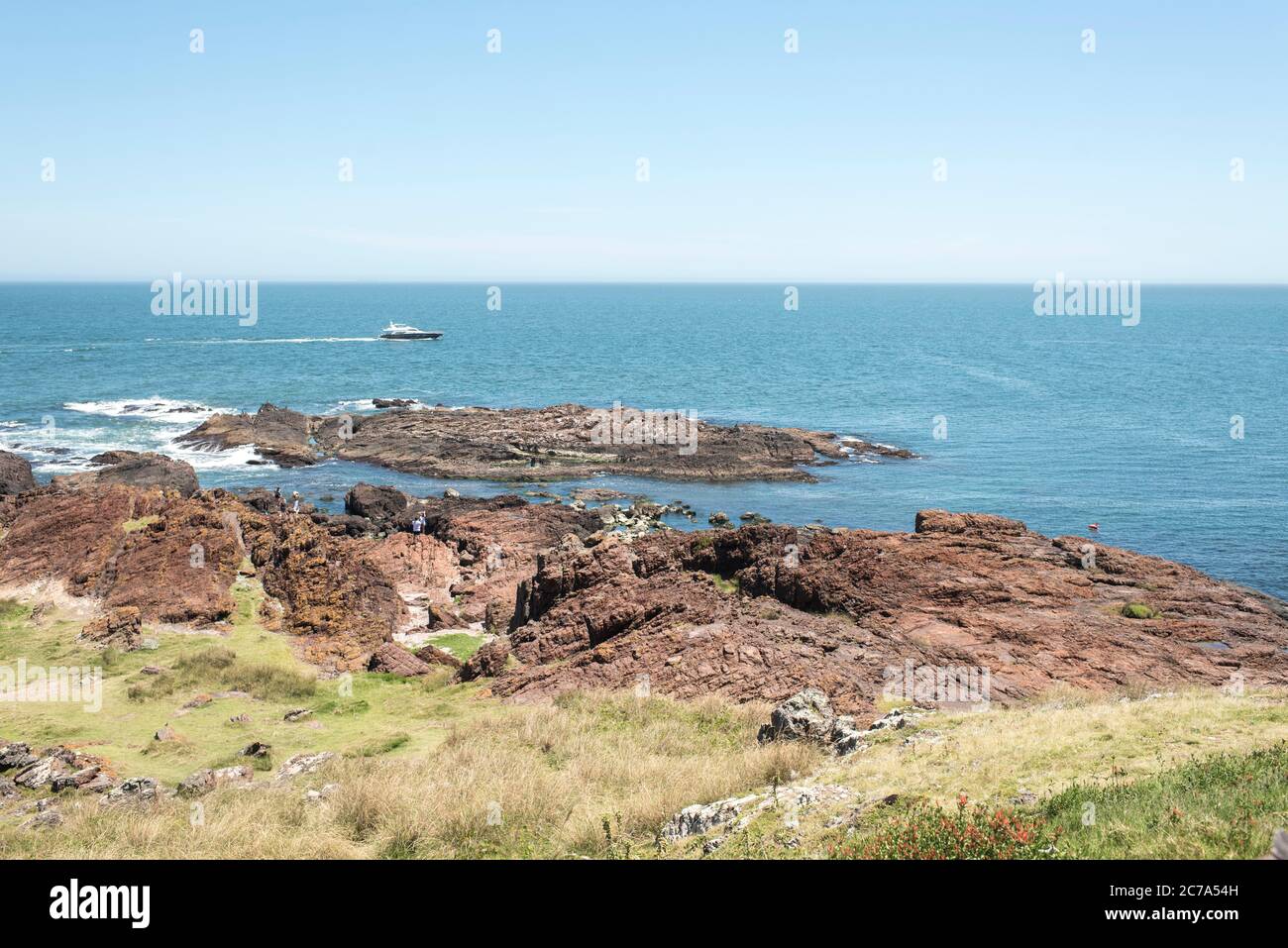 Paesaggio oceanico a Punta del Este, Maldonado, Uruguay, una giornata estiva di sole. Yacht che si muove attraverso l'acqua Foto Stock