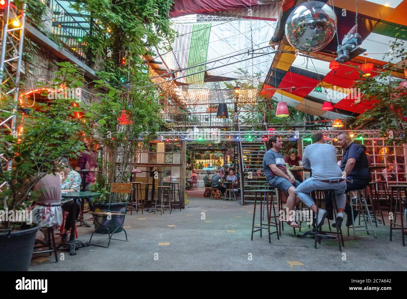 L'area giardino sul retro del pub Szimplla Kert Ruin a Budapest Foto Stock