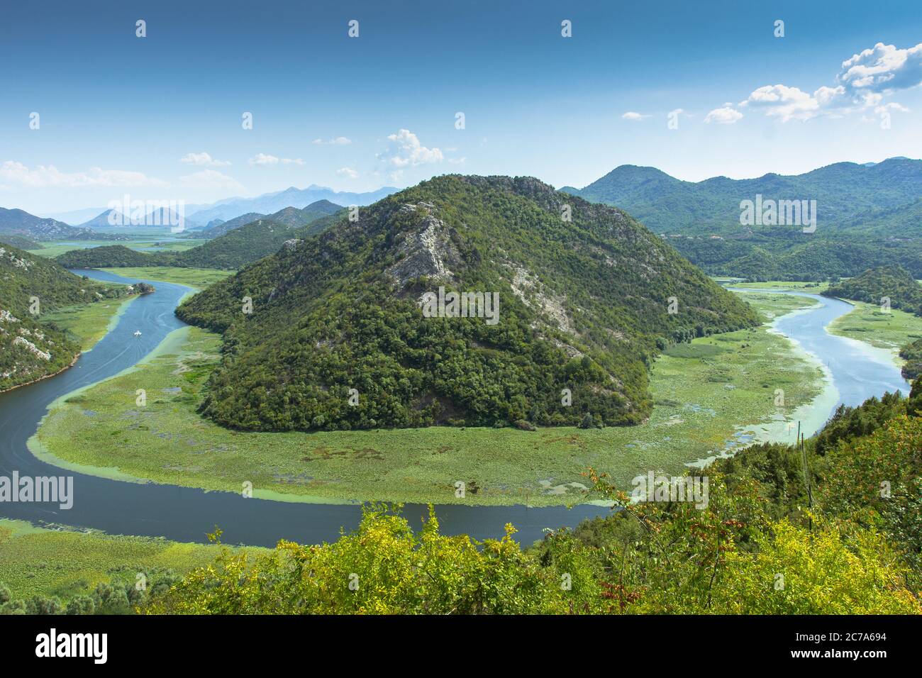 Vista mozzafiato sulla verde valle e parte del lago Skadar, il più grande lago dell'Europa meridionale. Foto Stock