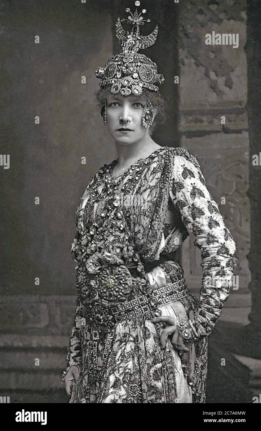 SARAH BERNHARDT (1844-1923) attrice francese come l'imperatrice Theodora nella rappresentazione di quel nome da Victorien Sardou nel 1885 Foto Stock