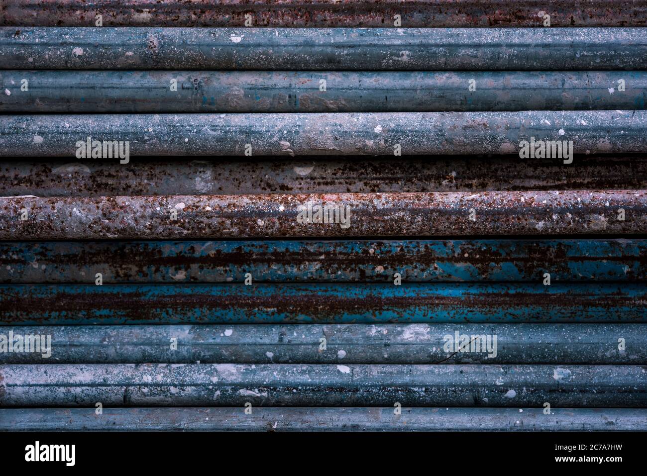Pila di tubi idraulici vecchi arrugginiti di ferro metallico invecchiato. Sfondo. Texture Foto Stock