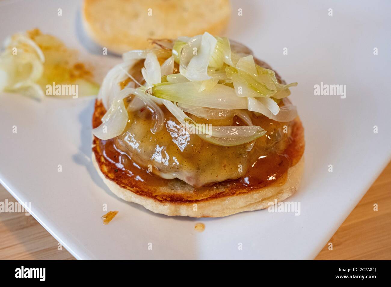 Hamburger con chutney di mango e cipolla saltata Foto Stock