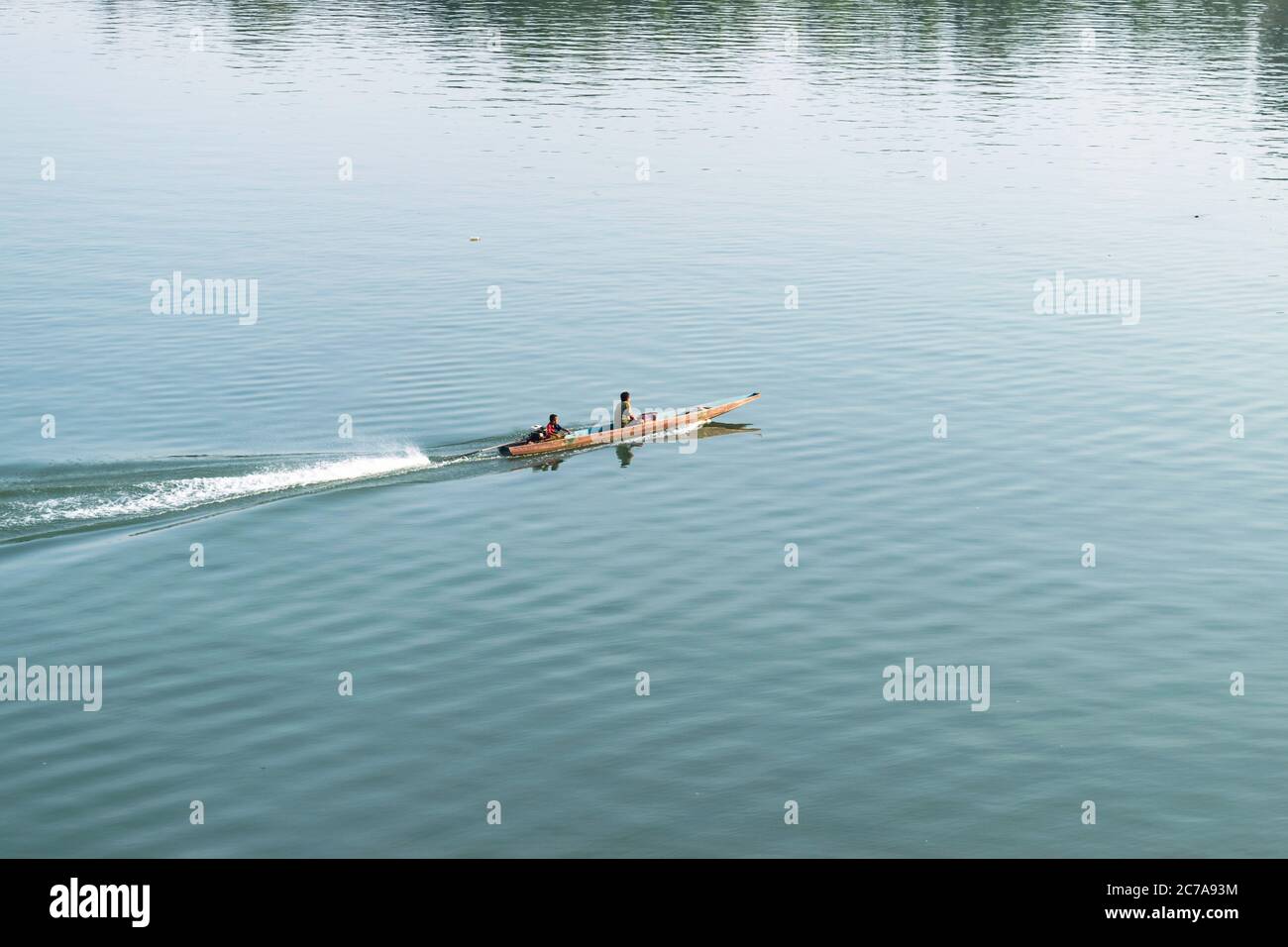 Un pescatore in barca pesca nel Mekong River tramonto Foto Stock