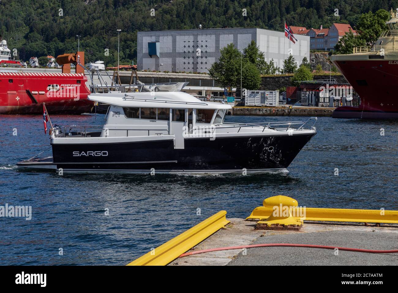 Piccola nave da lavoro/passeggero Margrethe che arriva nel porto di Bergen, Norvegia Foto Stock