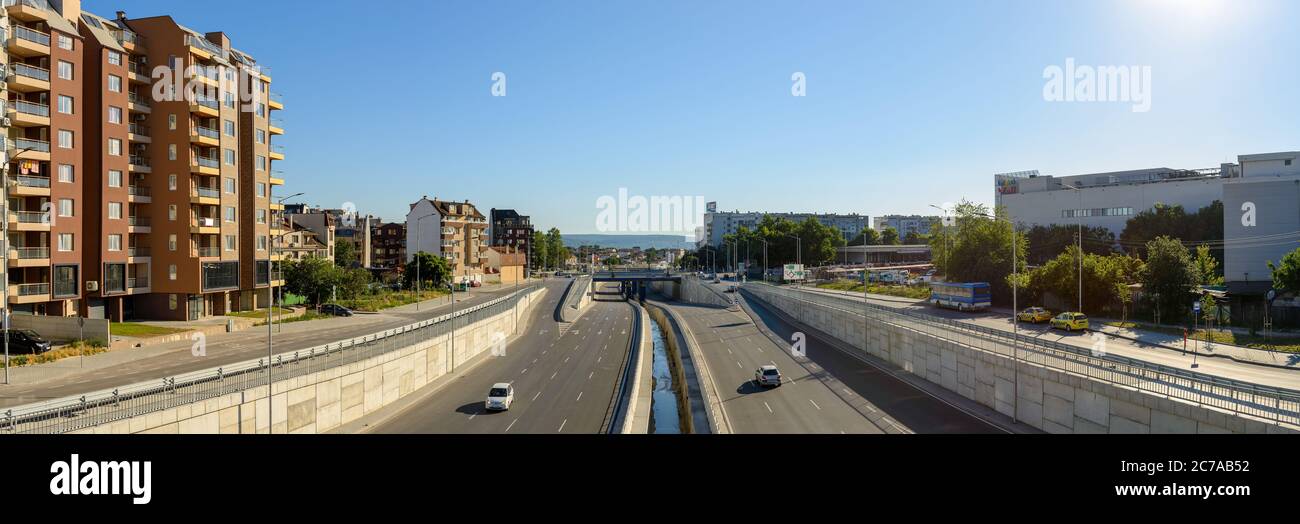 Varna, Bulgaria, 11 luglio 2020. Panorama di Vasil Levski Boulevard ricostruito con sei corsie strada asfaltata e fogna tempesta in una giornata soleggiata estiva. Foto Stock