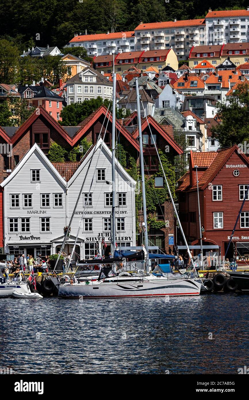 Barca a vela Havkatt S al molo di Bryggen, il porto interno di Bergen, Norvegia. Foto Stock