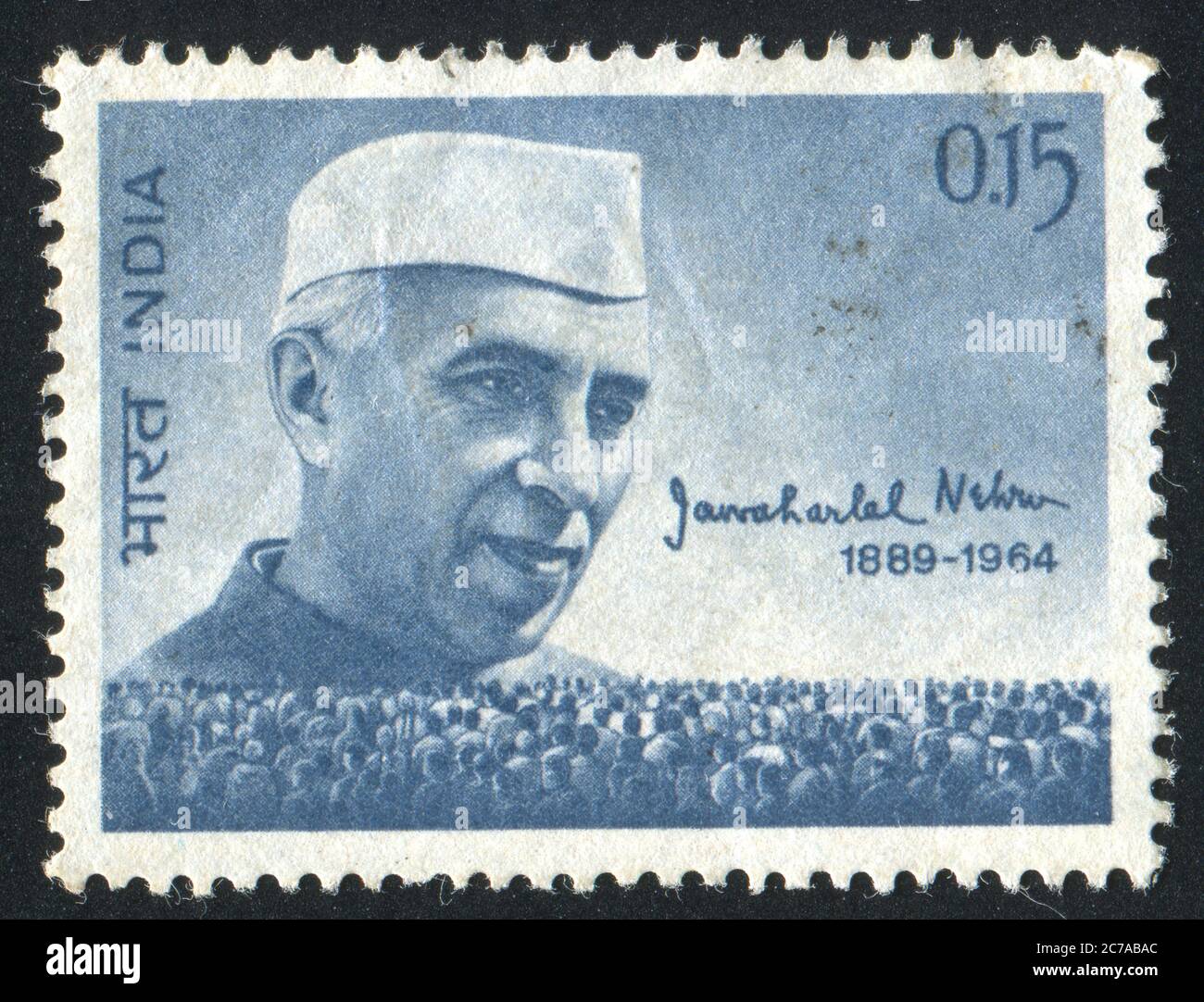 INDIA - CIRCA 1964: Francobollo stampato dall'India, mostra Jawaharlal Nehru (1889-1964) e la gente, circa 1964 Foto Stock