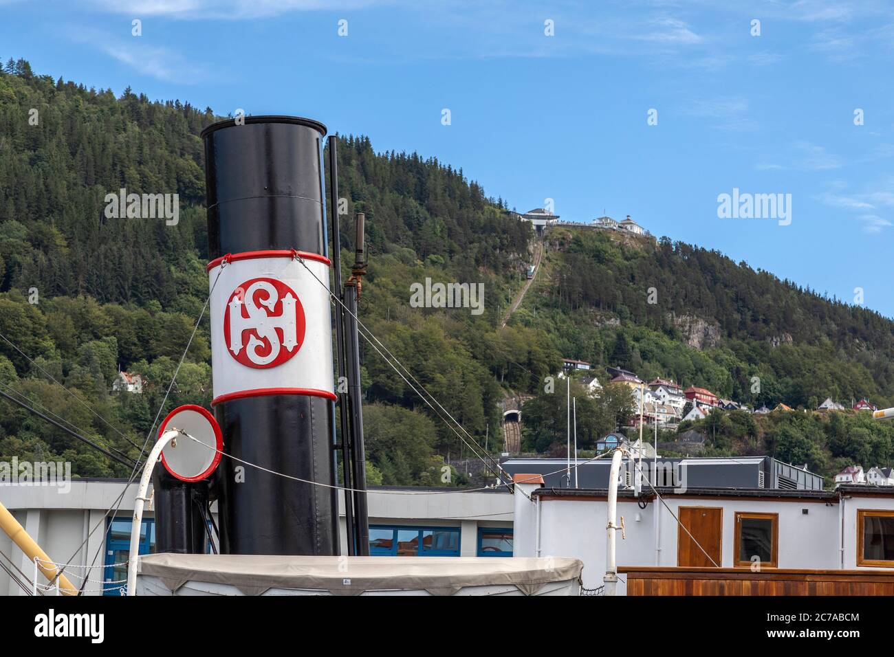 Imbuto della nave a vapore per passeggeri veterano Stord 1, costruito nel 1913. Ormeggiato nel porto di Bergen, Norvegia. Monte Floeyen sullo sfondo Foto Stock
