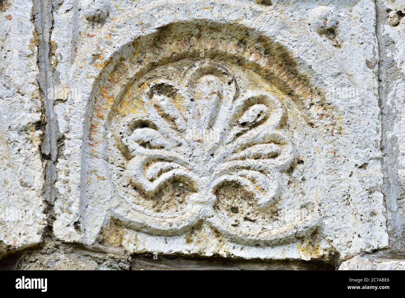 Pietra ornamento sul fregio della chiesa di San Gallo puramente romanica in forma di un fiore, Sontheim, Alb sveva, Germania, Europa, Viaggi Foto Stock