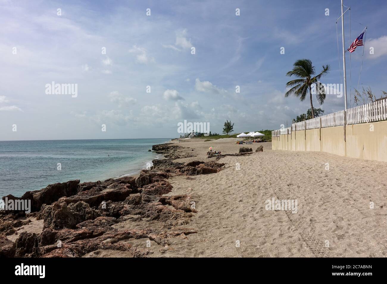 Stuart, FL/USA-7/10/20: La spiaggia rocciosa e sabbiosa fuori dalla Gilbert's Bar House of Refuge a Stuart, Florida. Foto Stock