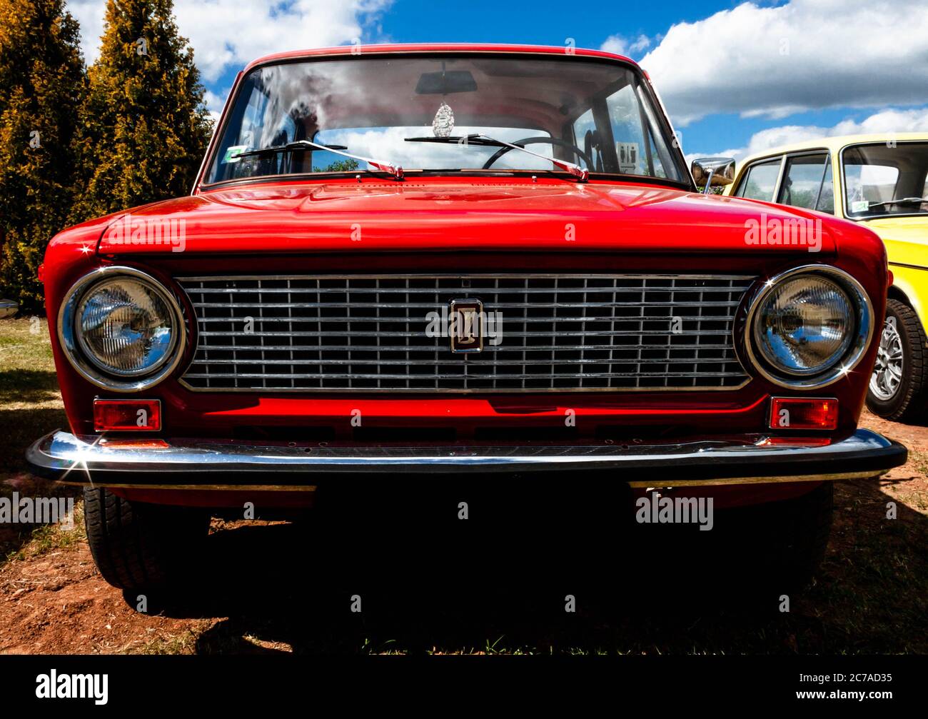 Davanti all'auto rossa per passeggeri della Lada sovietica esposta durante l'annuale festival Lilac a Dobele. Foto Stock