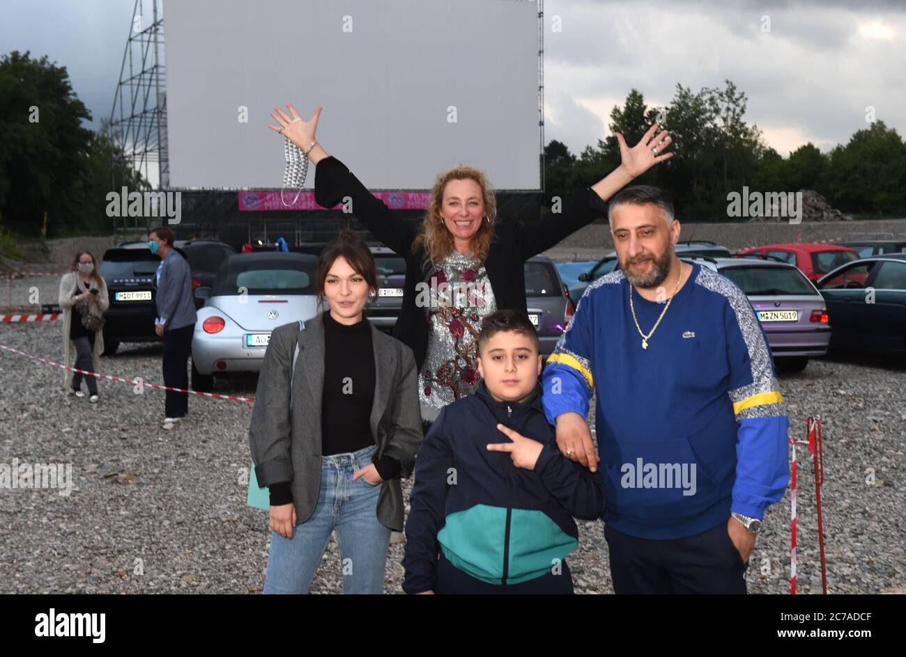 Monaco, Germania. 15 luglio 2020. La principale attrice Emma Drogunova, (l-r) Diana Iljine, Il regista e protagonista di Filmfest München Kida Khodr Ramadan e suo figlio 'momo' si trovano di fronte alla prima di 'in Berlin does't grow an orange tree' nel pop-in drive-in a Monaco al Filmfest München Pop-Up prima della proiezione. Credit: Felix Hörhager/dpa/Alamy Live News Foto Stock