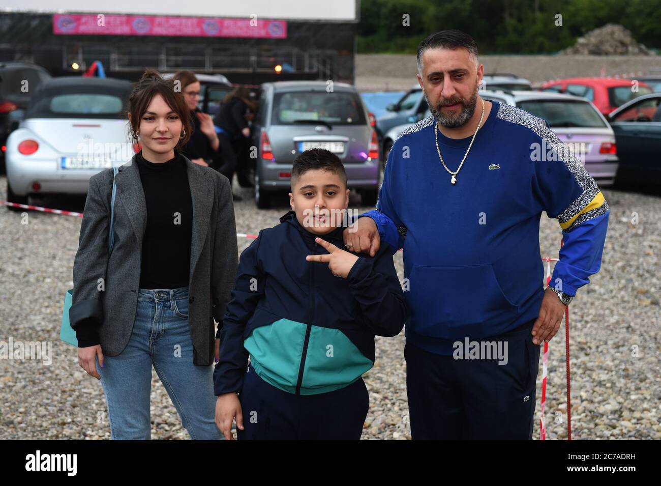 Monaco, Germania. 15 luglio 2020. La principale attrice Emma Drogunova (l-r), regista e protagonista Kida Khodr Ramadan e suo figlio momo posano prima della prima di 'a Berlino non cresce l'albero arancione' nel pop-in-cinema a comparsa di Monaco al Filmfest München Pop-Up. Credit: Felix Hörhager/dpa/Alamy Live News Foto Stock