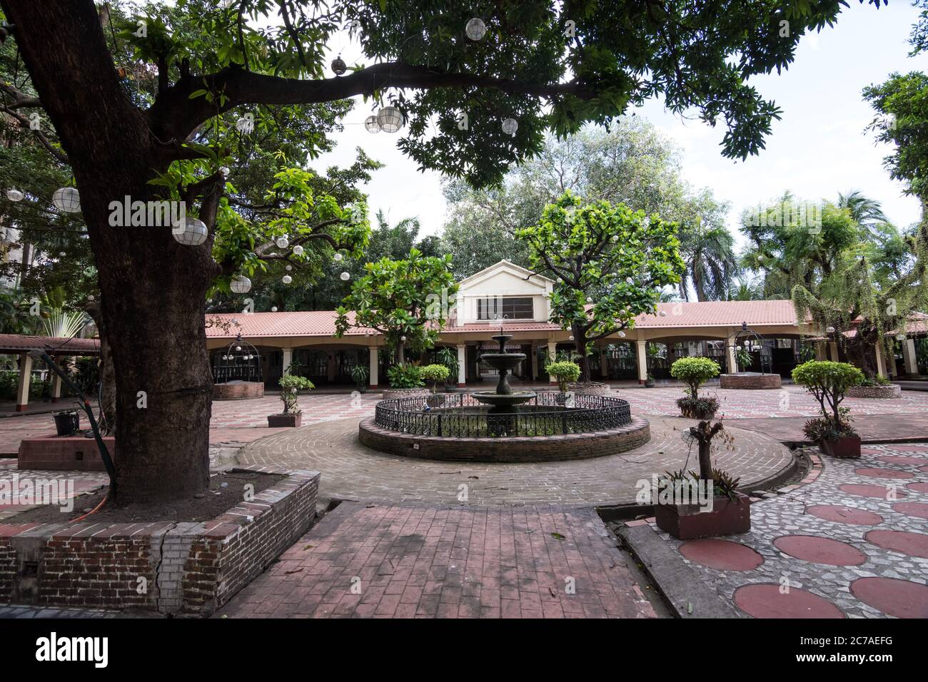 Manila, Filippine - 11 gennaio 2017: San Agustin cortile della Chiesa con Fontana d'acqua Foto Stock