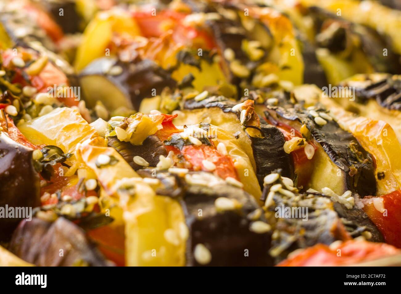 Dieta di Ratatouille cibo vegetariano - piatto di verdure francese tradizionale al forno provenzale, macro foto. Foto Stock