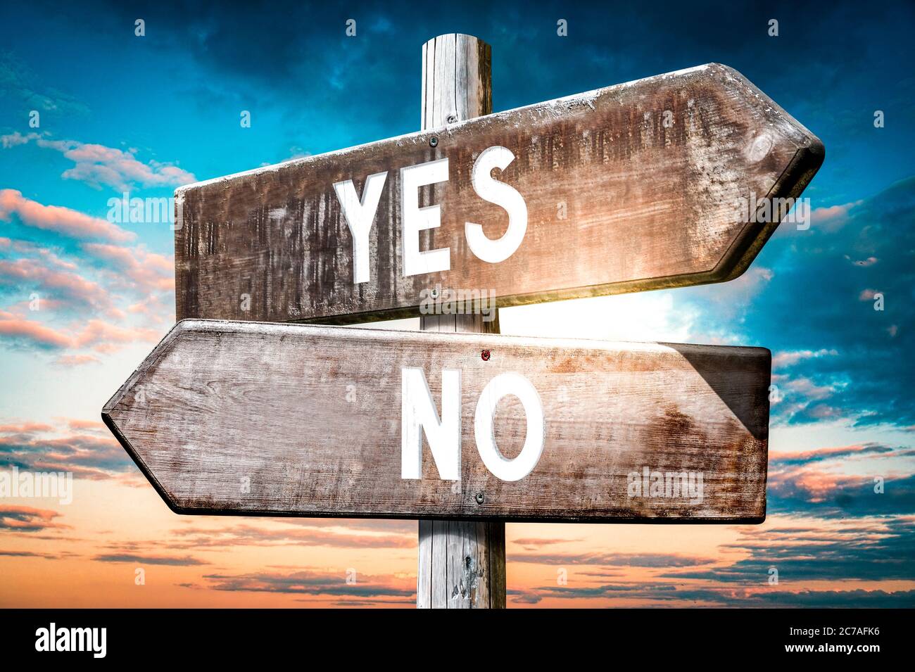 Sì, no - cartello in legno, cartello con due frecce Foto Stock