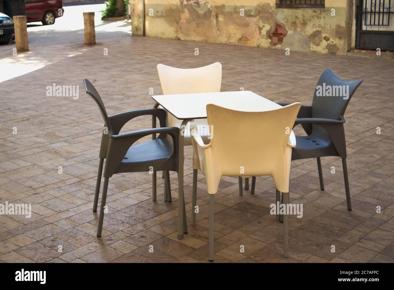 Primo piano di un tavolo in un bar o in un bar che installa i suoi clienti in una piazza pubblica all'aperto Foto Stock