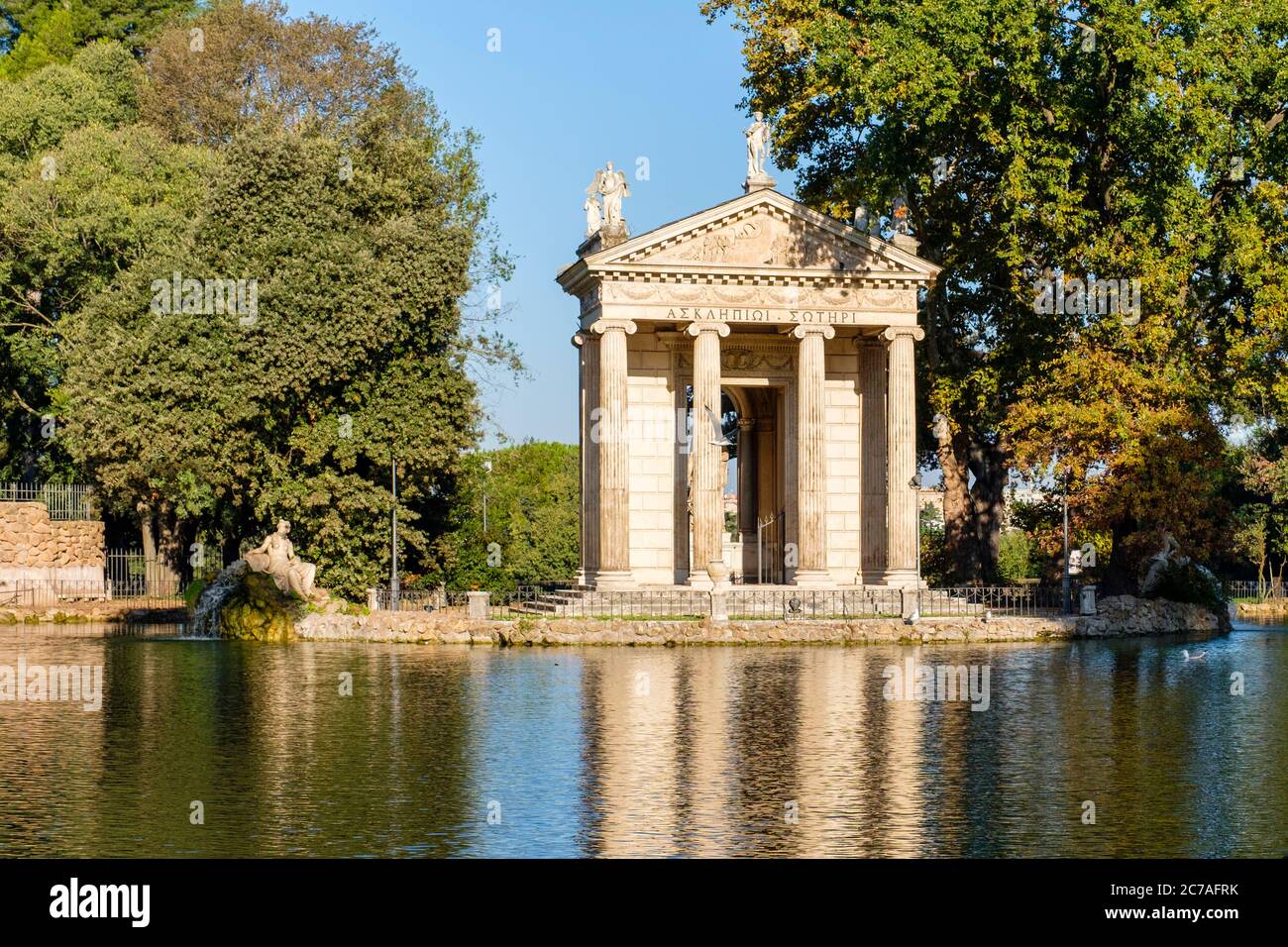 Tempio di Asclepio in stile ionico (Esculapio) riflesso su Laguetto di Villa Borghese, Villa Borghese, Roma, Italia Foto Stock