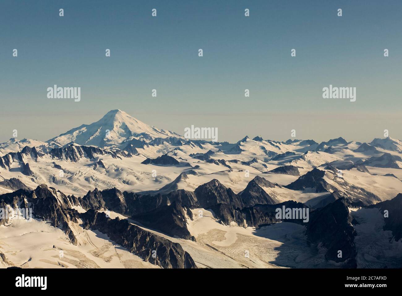 Una vista aerea delle maestose montagne innevate dell'Alaska e delle valli glaciali, che mostrano la bellezza aspra e incontaminata della remota natura selvaggia. Foto Stock