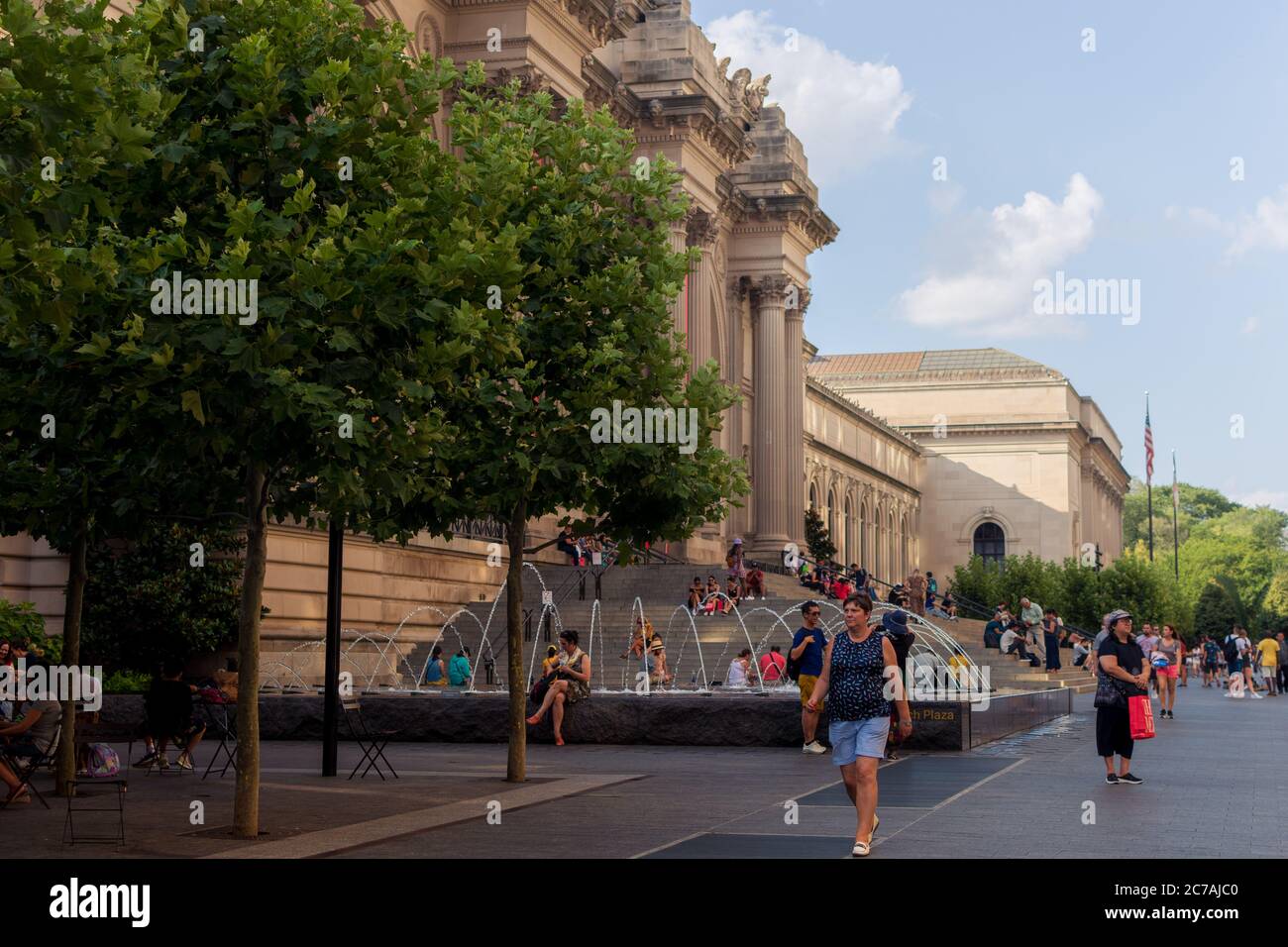 New York, NY, USA - 22 luglio 2019: Turisti fuori dal Metropolitan Museum of Art Foto Stock