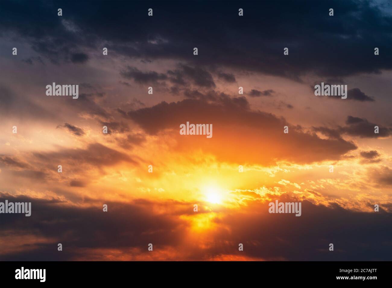 Luminoso e suggestivo sfondo del cielo del tramonto. Bellissimo paesaggio nuvoloso colorato con luce solare. Foto Stock