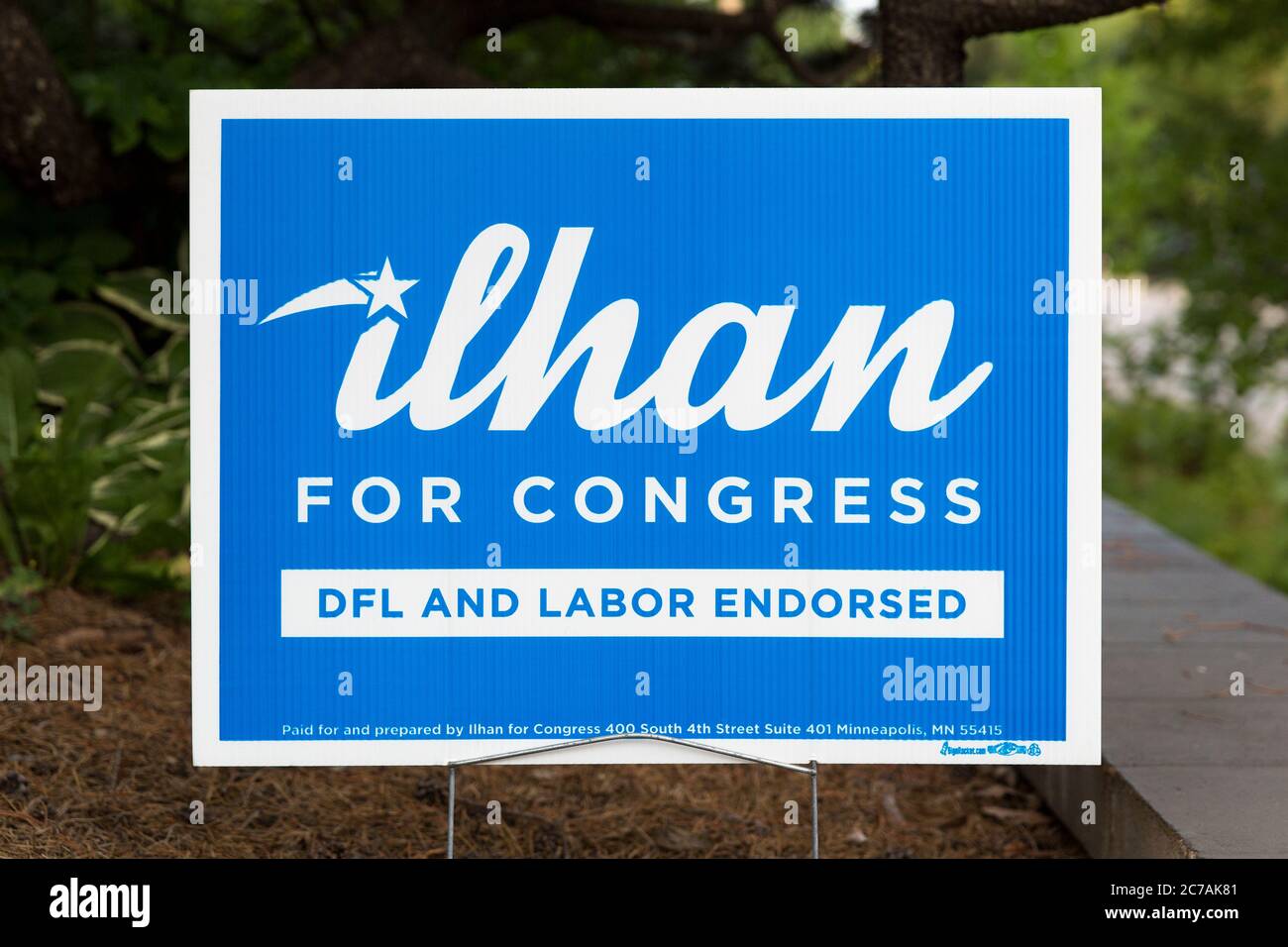 Il cartello del cantiere per il DFL ha approvato il democratico Ilhan Omar per il Congresso degli Stati Uniti per il Minnesota 5 ° Distretto Congressionale a Minneapolis, Minnesota Foto Stock