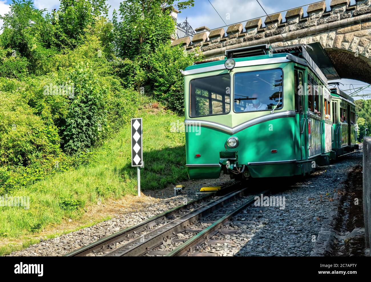 Koenigswinter, Germania, 07/12/2020: La ferrovia a cremagliera raggiunge la vetta del Drachenfels a Koenigswinter, Nord Reno-Westfalia, Germania Foto Stock Koenigswinter, Germania, 07/12/2020: La ferrovia a cremagliera raggiunge la vetta del Drachenfels a Koenigswinter, Nord Reno-Westfalia, Germania Foto Stock