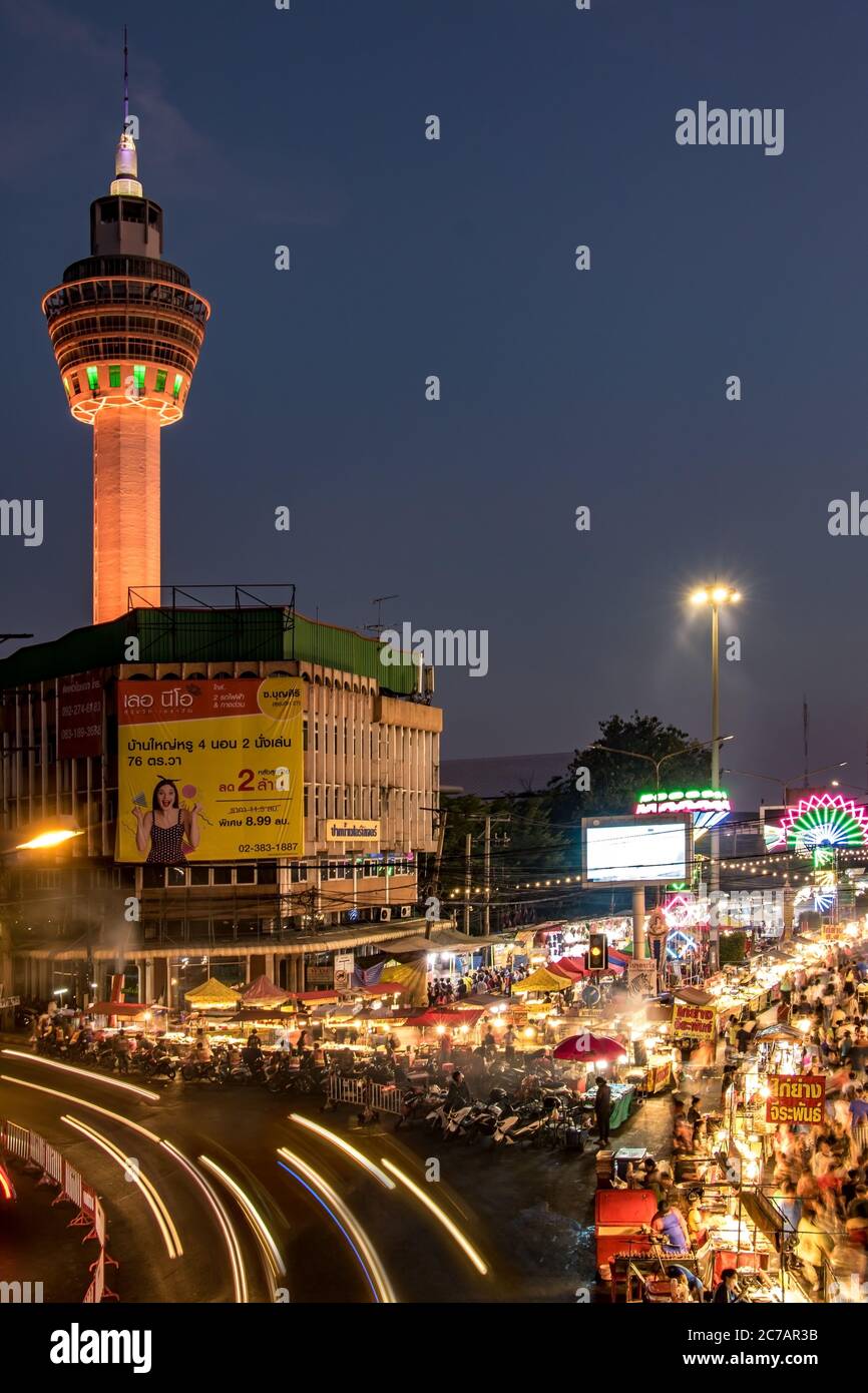 SAMUT PRAKAN, Thailandia, Ott 24 2019, tramonto illuminato con torre di osservazione al di sopra di una giunzione occupato con street market al Phra Samut Chedi Tempio Fai Foto Stock