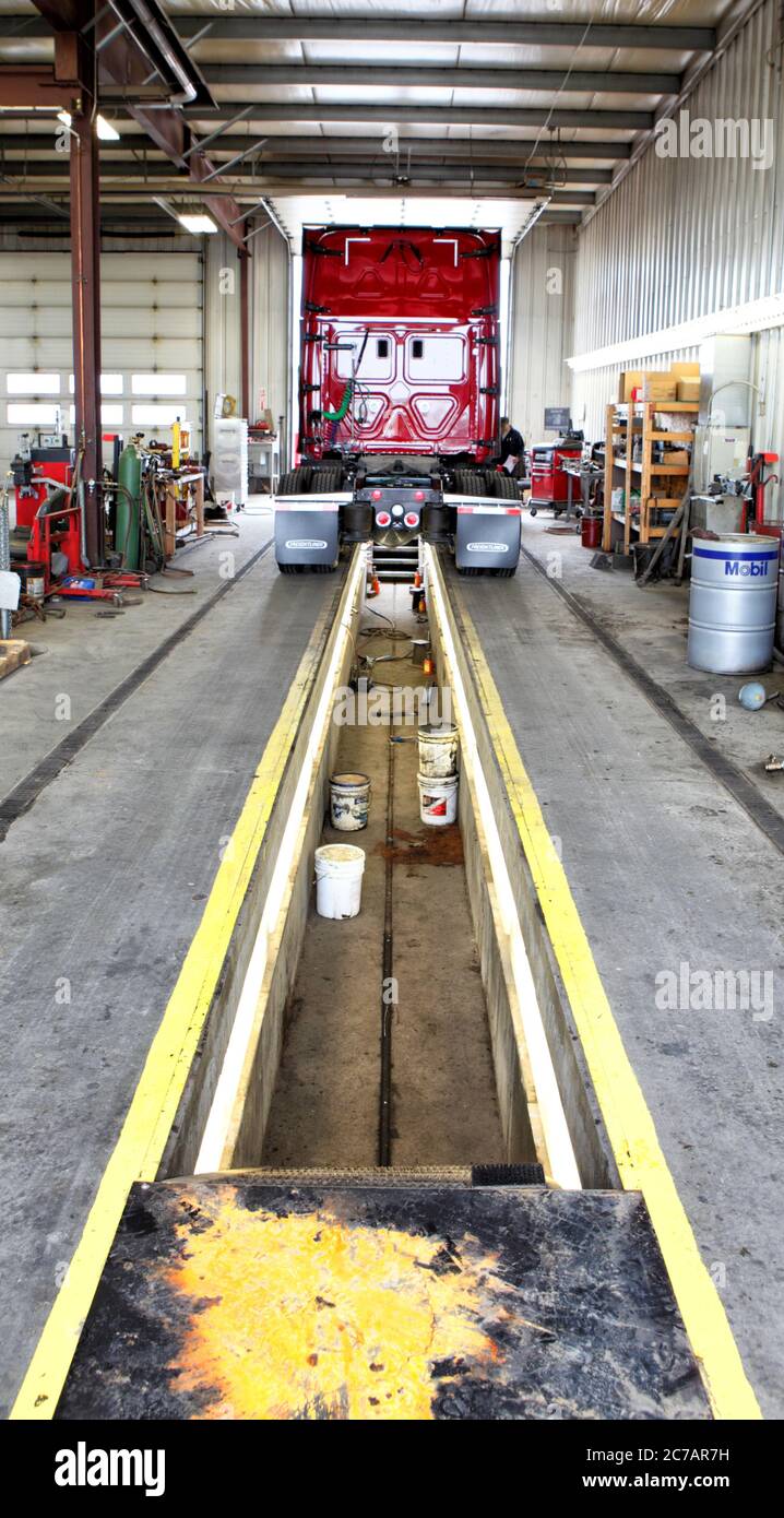 Idaho Falls, Idaho, USA 8 luglio 2015 UN negozio di riparazione con buca per grasso e attrezzature per la riparazione di semis e grandi camion su strada. Foto Stock