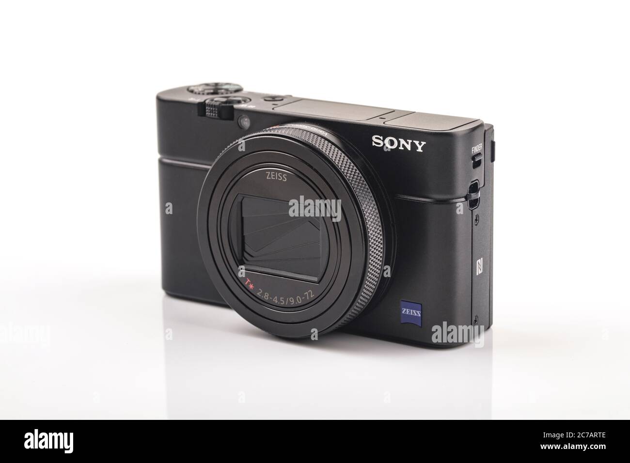 HUETTENBERG, GERMANIA  06 APRIL 2020: SONY RX 100 VI è la fotocamera compatta di qualità Sony con sensore da 1.0 pollici su sfondo luminoso Foto Stock